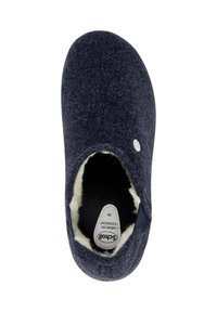 Pantofole in feltro blu navy con forma arrotondata, rivestimento interno in pelliccia sintetica bianca e un logo circolare decorativo sulla parte superiore. Taglia 38 indicata all'interno.