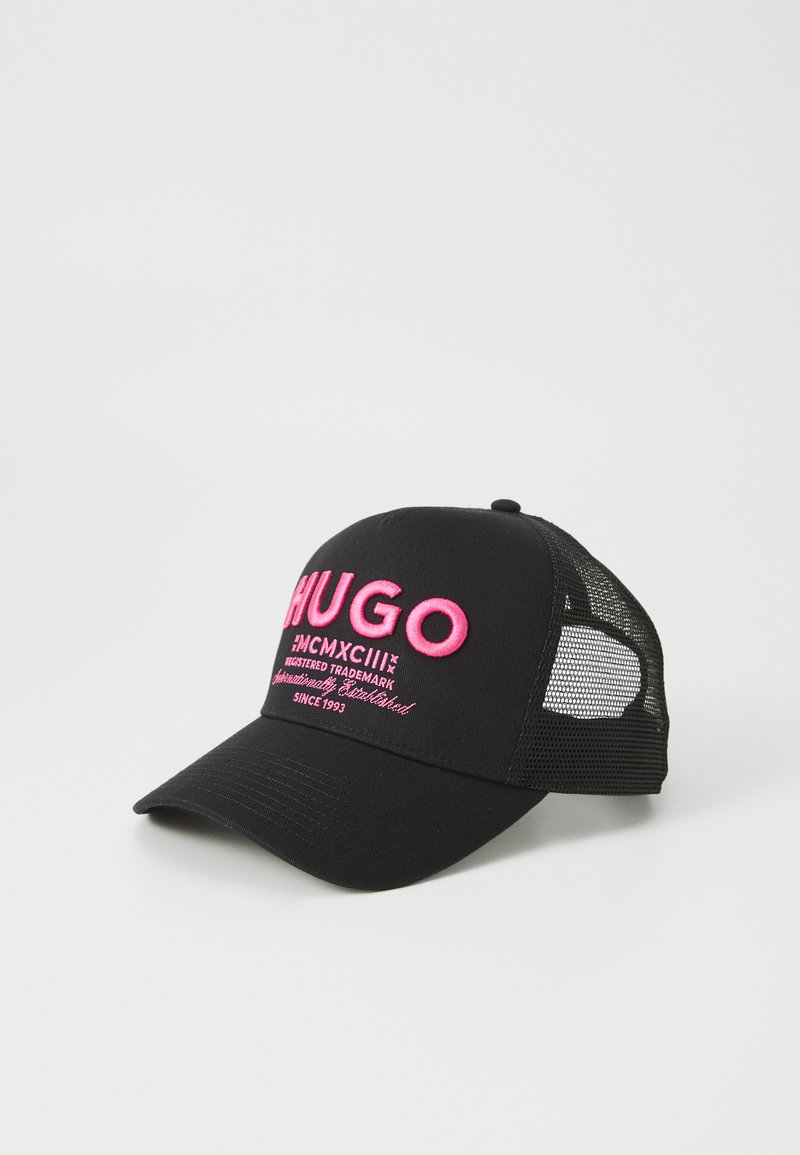 Μαύρο καπέλο με ροζ κεντημένο κείμενο "HUGO". Διαθέτει στερεό μπροστινό πάνελ και πλέγμα πίσω για αερισμό. Καμπυλωτό γείσο, ρυθμιζόμενο λουρί.