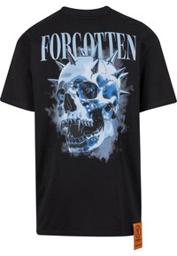 Fekete póló, nagyméretű kék koponya grafikával, tüskékkel, és a "FELEJTETT" szó vastag betűkkel felette. Címke az oldalon.
