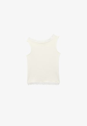 Camiseta sin mangas blanca con ribete de encaje a lo largo del escote y el dobladillo, mostrada sobre un fondo blanco liso.