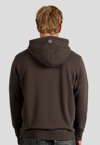 Felpa con cappuccio grigio scuro dotata di coulisse e dettaglio con bottone sul retro. Presenta polsini e orlo a costine, realizzata in un tessuto morbido e testurizzato.