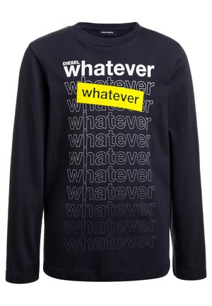 Camiseta negra de manga larga con texto de contorno repetido "whatever" y un bloque blanco en negrita y un bloque amarillo "whatever" en el frente, con el logotipo de Diesel arriba.