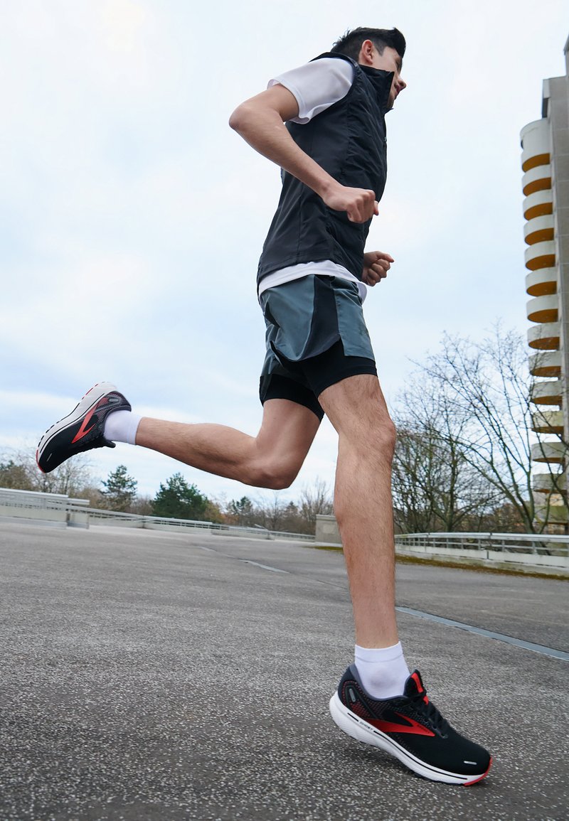 Brooks GHOST 14 Juoksukenkä/neutraalit black red white/musta