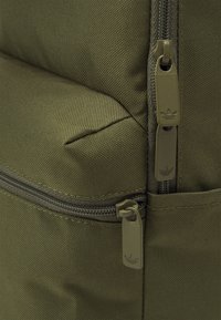 adidas Originals ADICOLOR - Dnevni ruksak - focus olive
