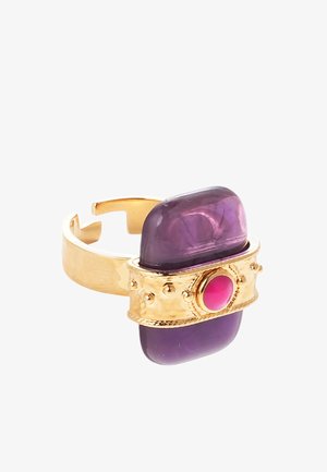 Ring in Goldoptik mit einem großen, violetten, durchscheinenden Stein und kleineren rosa Akzenten. Strukturierter Ring mit dekorativen Punkten um den Stein herum.
