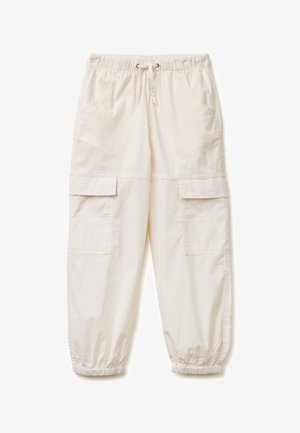 Pantalones cargo beige con cinturilla y puños elásticos, cordón ajustable, bolsillos laterales y grandes bolsillos con solapa en los muslos.