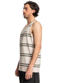Top sin mangas gris claro con rayas horizontales verdes, fabricado en algodón. Presenta un escote redondo y un corte relajado, con un pequeño logo en el pecho.