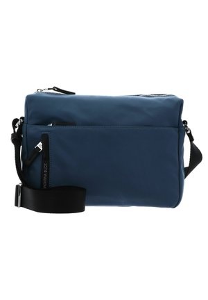 Sac bandoulière rectangulaire bleu avec poche avant zippée, sangle d'épaule noire réglable et tirettes de fermeture éclair argentées sur fond blanc.