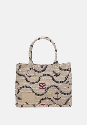 Beige jute draagtas met rode hart- en ankerpatronen, blauwe touwontwerpen, twee handvaten en een effen rechthoekige patch aan één kant.