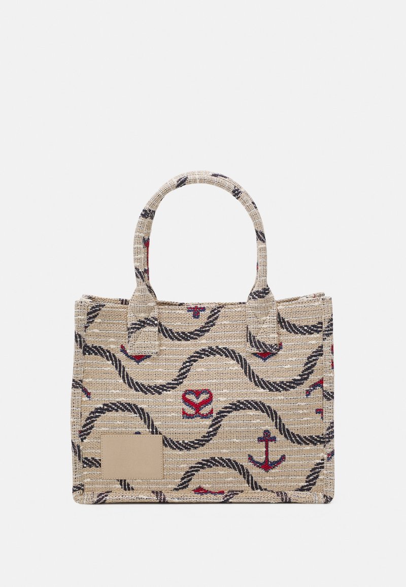 Sac fourre-tout en jute beige avec motifs de cœur rouge et d'ancre, dessins de corde bleue, deux poignées, et un patch rectangulaire uni sur un côté.