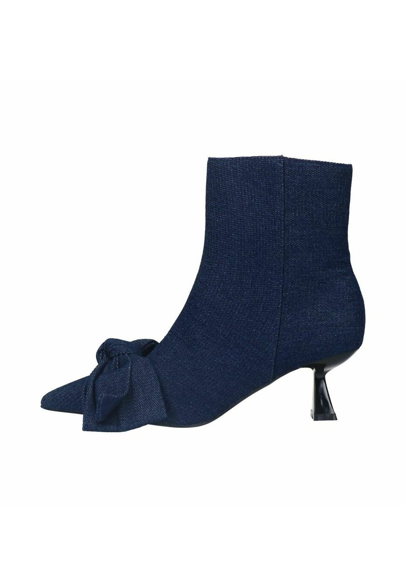 Bottines en tissu bleu marine avec un bout pointu, ornées d'un détail de nœud sur le côté et d'un petit talon noir et lisse. Texture lisse.