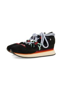 Zapatillas deportivas de ante negro con cordones multicolores vibrantes, una parte superior texturizada y una suela en capas que presenta acentos en rojo, naranja y blanco.