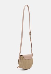 Borsa a tracolla con corpo in paglia intrecciata, flap e tracolla in pelle marrone. La tracolla è regolabile e la borsa ha una forma arrotondata.