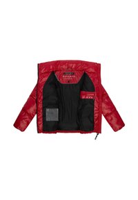 Giacca a vento rossa con un'esterno lucido, chiusura con zip davanti e interno nero. Presenta tasche interne e un'etichetta sul collo.