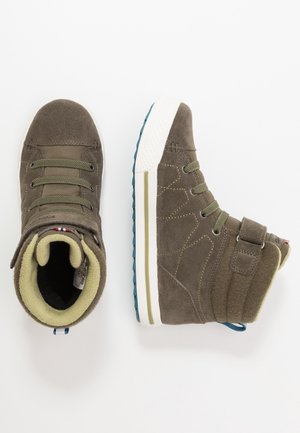 Dziecięce wysokie zimowe buty w kolorze oliwkowej zieleni, wykonane z zamszu, z podszewką z polaru, sznurowadłami i paskiem na rzep, przedstawione z widoku z góry i z boku.