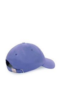 Fioletowa bawełniana czapka z zakrzywionym daszkiem, regulowany metalowy zamek z tyłu oraz otwory wentylacyjne. Gładka tekstura i jednolity kolor.