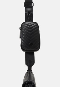 Borsa crossbody nera trapuntata con pochette removibile, con motivo a zigzag, in morbida pelle sintetica e una tracolla resistente.