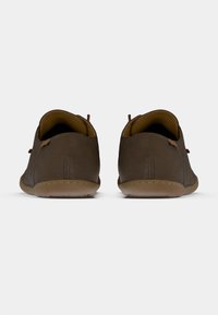 Ruskeat nahkakengät pyöreällä muodolla, pehmeällä tekstuurilla ja minimalistisella designilla. Takana on pienet lenkit ja sivuilla ompelu.