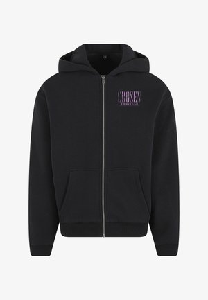 Must värvi tõmblukuga kapuutsiga sviiter, mis on valmistatud pehmest kangast. Vasaku rinna kohal on lilla "VALITUD KAITSEMA" teksti disain ja ees on kängurupockets.