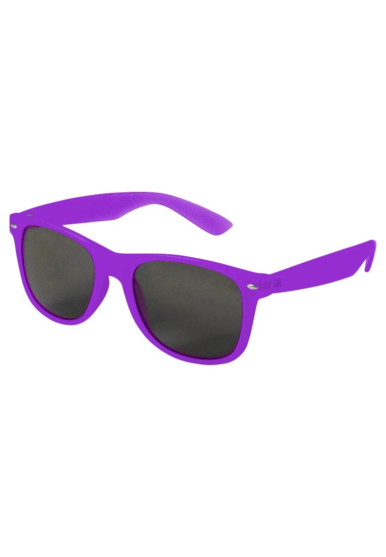 Violet plastikiniai saulės akiniai su tamsiais lęšiais; kvadratinė rėmelio forma ir tiesios kojelės. Lygus paviršius su matinio efekto apdaila. Sidabriniai akcentai šonuose.