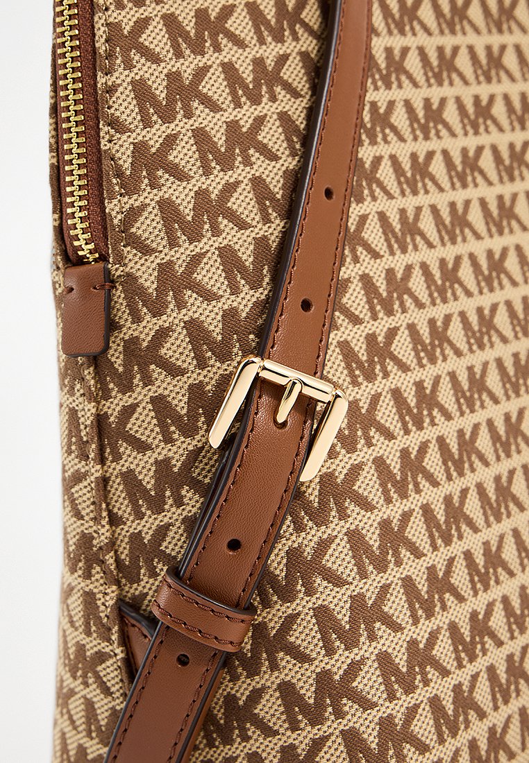 Cintura in pelle marrone con fibbia dorata su tessuto beige decorato con ripetizioni di logo "MK" marrone e un tirazip dorato.