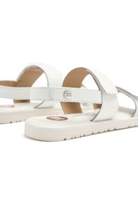 Sandalias de cuero blanco con correas ajustables, suela plana blanca y pequeño logo en el talón. Textura suave y diseño minimalista.