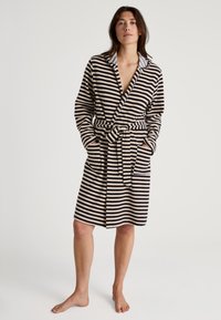 Gestreifter Bademantel in Schwarz und Creme, mit einem Wickeldesign, Bindegürtel und zwei vorderen Taschen, sowie einem kontrastierenden Kragen.
