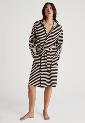 Peignoir rayé noir et crème, doté d'un design enveloppant, d'une ceinture à nouer et de deux poches avant, avec un col contrastant.