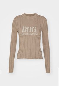 Beige ribbestrikket genser med lange ermer og bølget kant, med hvit tekst "BDG CARGO 7884783-7" på forsiden.