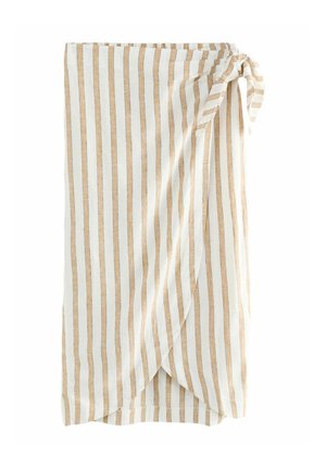 Jupe portefeuille beige et blanche à rayures verticales avec détail de nœud noué à la taille, longueur genou, tissu léger.