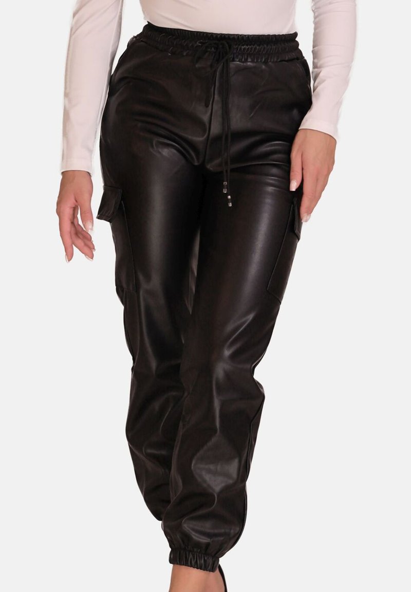 Zwarte nepleren joggers met elastische tailleband, trekkoord en zijzakken met klep. Getailleerd broekontwerp met elastische boorden.