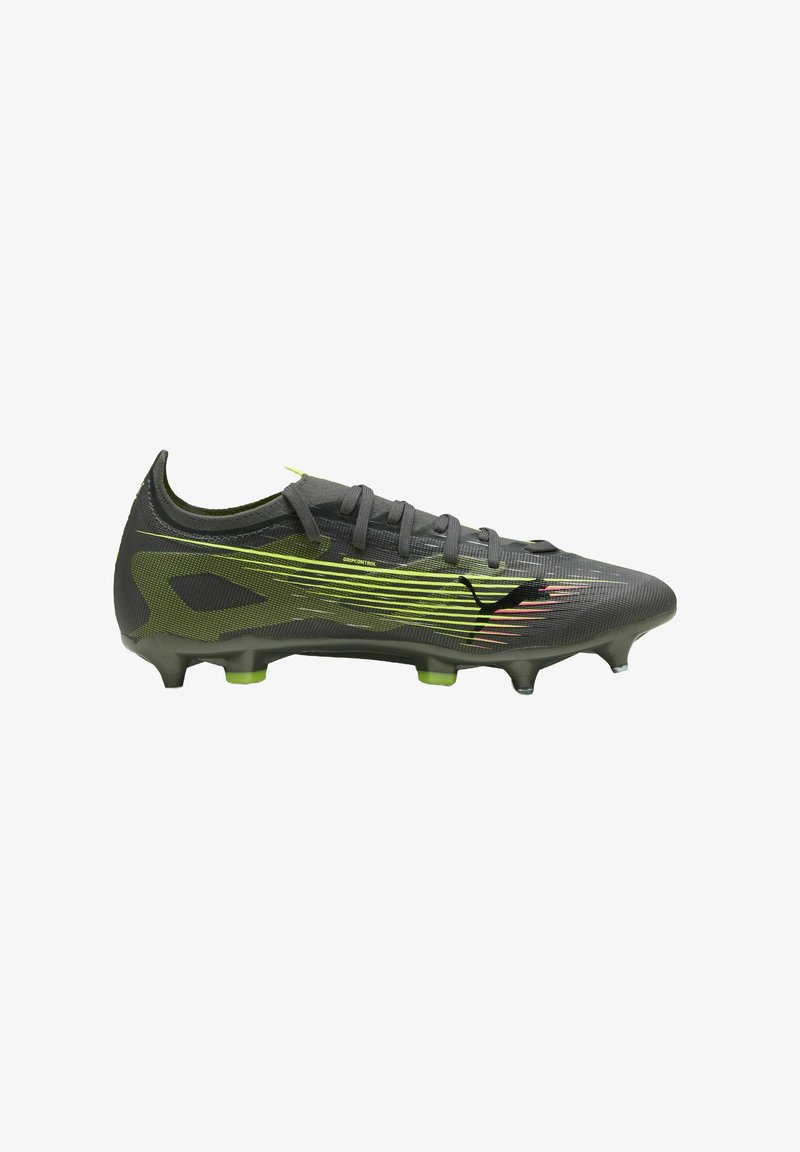 Zwarte en grijze voetbalschoen met gele accenten en grafische lijnen, met een slank ontwerp, textuur bovenwerk en meerdere gevormde noppen.