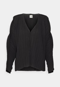 Svart blus med V-urringning, veckad textur och samlade ärmar. Designen har en l ös passform och en asymmetrisk fåll.