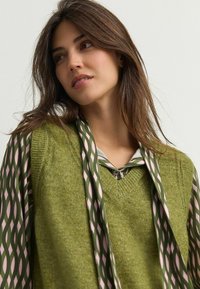 Next REGULAR FIT - COLLARED LAYER TANK - Svetrík - green khaki