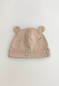 Rozā kokvilnas cepure ar salocītu aproci, rotāta ar melniem un baltiem žirafu rakstiem un lācīša ausu detaļām augšpusē.