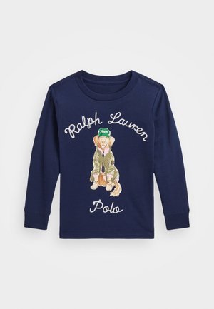 Camiseta azul marino de manga larga con el texto ""Ralph Lauren Polo"" y un gráfico de un perro con gorra verde y chaqueta verde en la parte delantera.