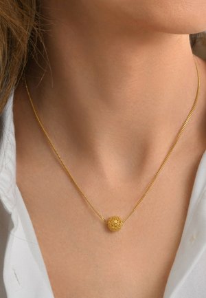 Collier en or avec une fine chaîne et un pendentif sphérique texturé, présentant un travail de détails complexe sur la surface du pendentif.