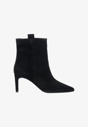 Zwarte suède enkellaars met een spitse neus en een stiletto-hak. Heeft een glad bovenwerk en een korte schacht met een trekband aan de achterkant.