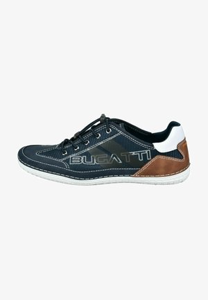 Sneaker blu navy con tessuto in rete nera, dettagli in pelle marrone, suola bianca e logo Bugatti. Presenta lacci frontali e cuciture a contrasto.