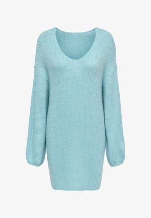 Jasnoniebieski sweter z dzianiny z dekoltem w serek, długimi rękawami i luźnym krojem. Charakteryzuje się fakturowaną tkaniną i nieco oversize'owym fasonem.