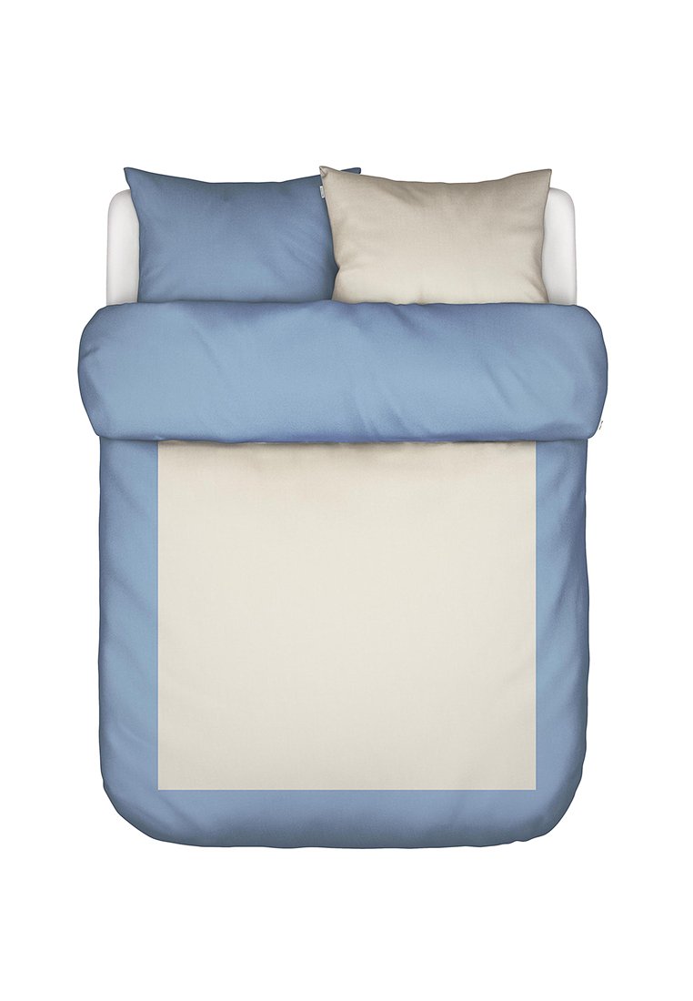 Bettwäsche-Set in zwei Farbtönen Blau und Creme, mit glatter Textur. Enthält zwei passende Kissen in verschiedenen Blautönen und Creme.