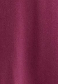 Tessuto bordeaux profondo con una texture liscia, caratterizzato da una leggera lucentezza e privo di motivi o accentuazioni visibili.