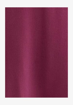 Diep bordeauxkleurige stof met een gladde textuur, voorzien van een subtiele glans en zonder zichtbare patronen of accenten.