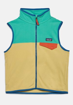 Chaleco sin mangas de polar con parte superior en color teal, parte inferior beige, ribete azul, cremallera frontal y bolsillo con broche naranja en el pecho con el logo de Patagonia.