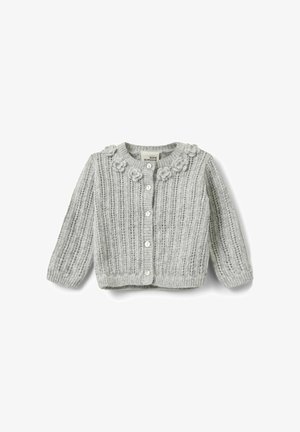 Cardigan en tricot gris avec une texture côtelée, des accents floraux décoratifs sur le col et cinq boutons blancs sur le devant.