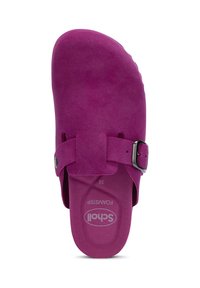Fuchsia mockasiner i mocka med en justerbar metallspänne och en formad fotbädd. Har en slät, matt finish och rund tå.