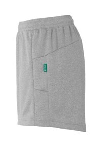 Herren Sportshorts in Grau aus strukturiertem Material, mit elastischem Bund und einem grünen Logo-Patch an der Seite.