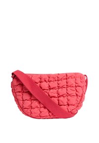 Quiltet koral farvet crossbody taske med en buet form, tekstureret overflade og en bred stofrem til sikker transport. Udstyret med lynlås lukning.