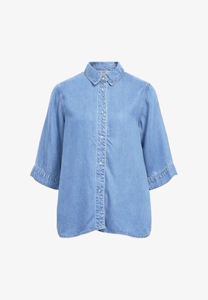 Lyseblå denimskjorte med knapper, korte vide ermer og spiss krage, vist mot en hvit bakgrunn.