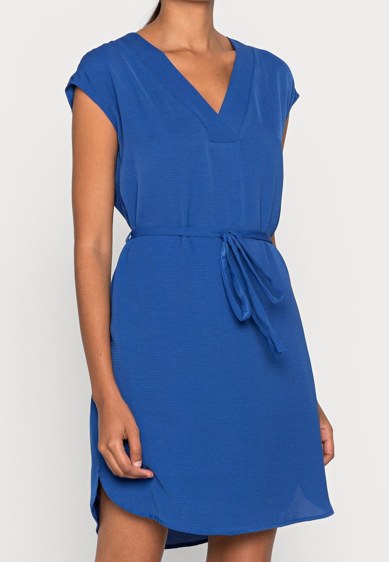 Modré šaty s výstřihem do V a krátkými rukávy, pásem v oblasti pasu, postranními rozparky a hladkým povrchem; vyrobené z lehké tkaniny.